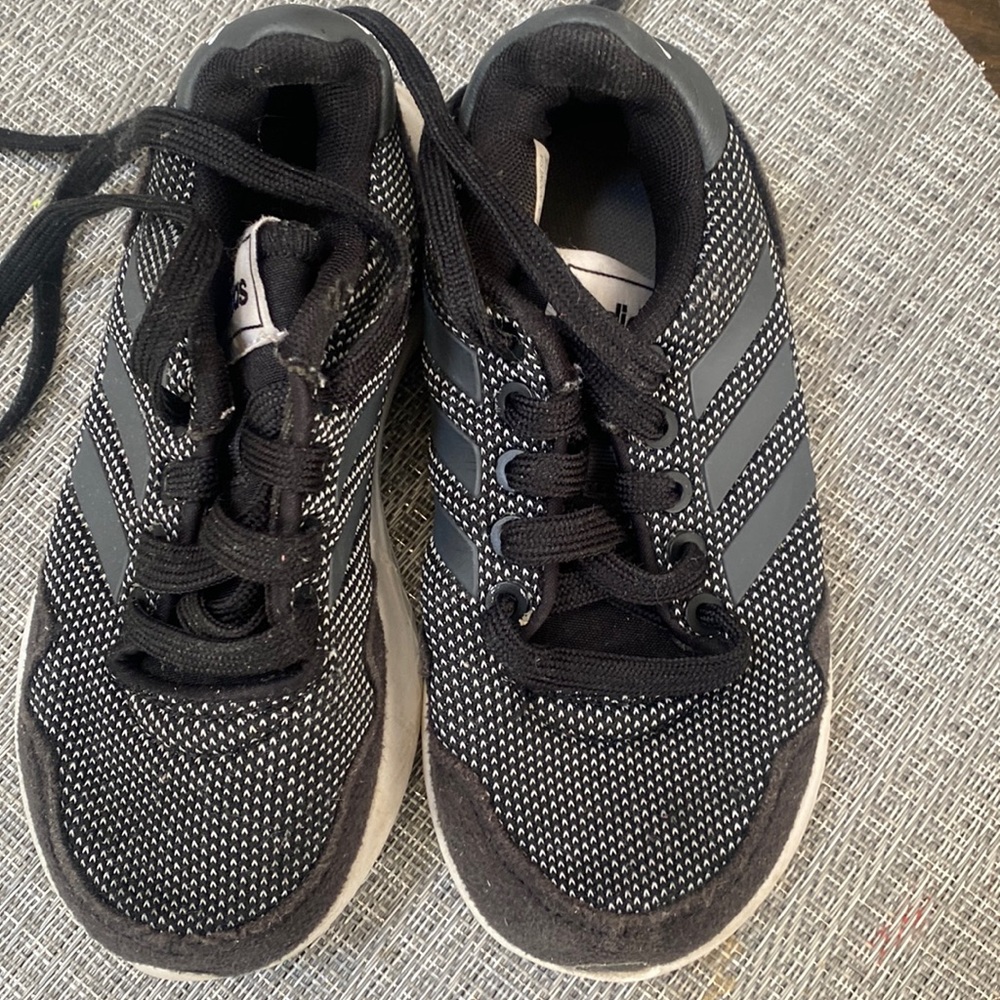 10.5 running adidas black and white great condition